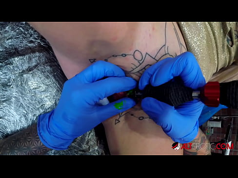 ❤️ Sully Savage mai tsananin jarfa ta yi tattoo a kan kwarin ta Batsa na Rasha ☑